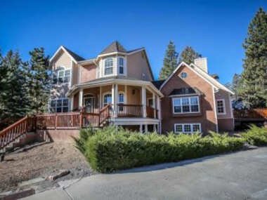 Lakeview Court Castle – Short walk to the Village and lake