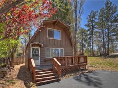 Mill Creek Magic – Located in the desirable area of Big Bear! Walk to the village and the lake!