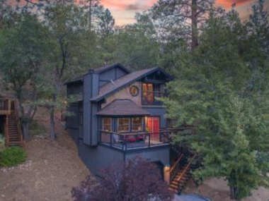 Modern Moonridge Manor – Unique getaway in the mountains! Hot tub!