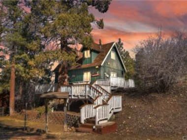 Juniper’s Cottage – Secluded hideaway with a large fenced yard giving the feeling of privacy!
