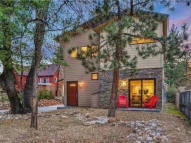 Modern Times – Amazing place with super open concept! Jet tub!