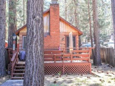 Cottage in the Pines – Great place to stay and close to everything! With Slope views!
