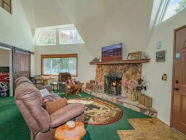 Dome In The Pines – GREAT LOCATION WITH HOT TUB!