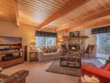 Magic Mountain – Three bedroom log cabin located in a quiet neighborhood!