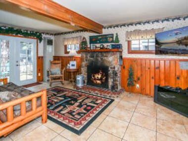 Eagle’s Den – Cozy cabin with a beautiful wood burning fireplace! Foosball Table!