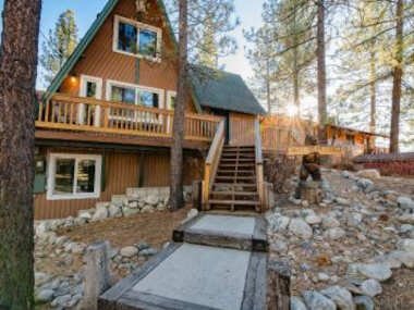 Lucky Bear Lodge – Excellent cabin with a hot tub, game room and an amazing view!