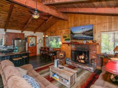 Little Big Pine – Perfect, stylish cabin near the lake with a great deck
