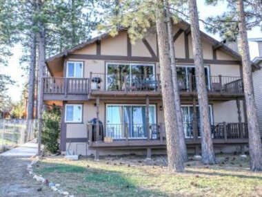 Lakefront Cottage – Trip Advisor Certificate of Excellence winner with gorgeous lake views!