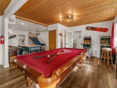 Family Fun Cabin – Mountain home with Game Room, Hot Tub and Lake Views!