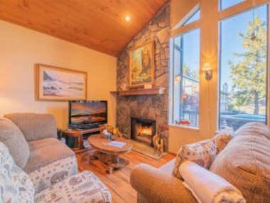 Lakefront Viking Oasis – Beautiful Viking Estates condo complex on the lake!