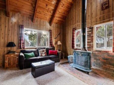 Fawnskin Cabin – A quaint cabin in a peaceful location, close to Big Bear’s attractions!