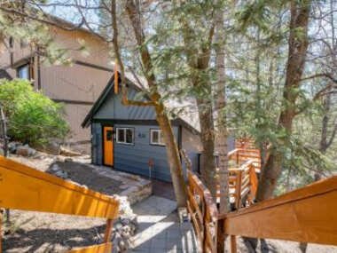 Forest Escape – Situated on the quiet side of the lake, nicely decorated contemporary cabin!