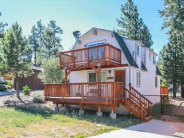Five Pines – Beautifully remodeled gambrel cabin with Hot Tub and Fenced Yard!