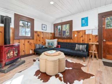 Finns Fish Camp – Walking distance to Lake and Village! Back patio with barbecue, fully fenced yard!