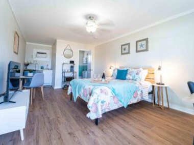 Bahama Breeze Unit 107