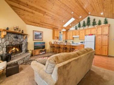 Moonridge Heaven – Cozy cabin with beautiful rock wood burning fireplace!