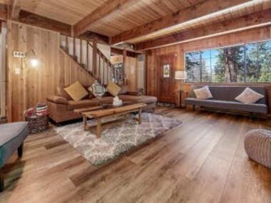 Moonridge Escape – Located in a beautiful private valley in the neighborhood of Moonridge