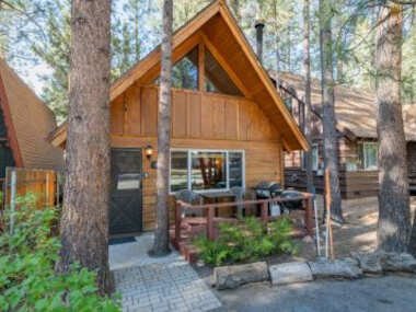 Moonridge Hideaway -Adorable, picture perfect cabin with a beautiful fireplace!