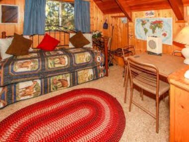 Big Bear Cabin 4U – Fenced yard on heavily treed lot, experience a true Big Bear Cabin!