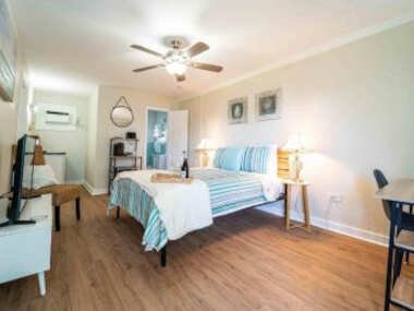 Bahama Breeze Unit 114