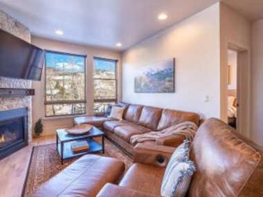 Riverside Retreat in Silverthorne, amazing location and panoramic mountain views