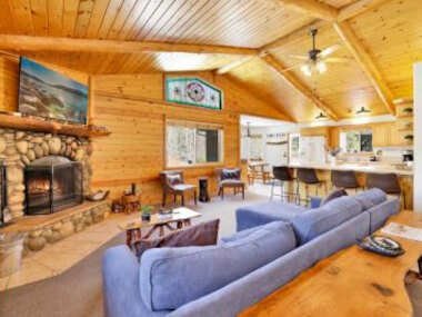 The Cub House- Relaxing Downtown Log Cabin Chalet