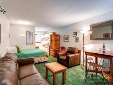 Budget-Friendly Top Floor Unit in Desirable Location, Walk to Shopping and Dining PM7B