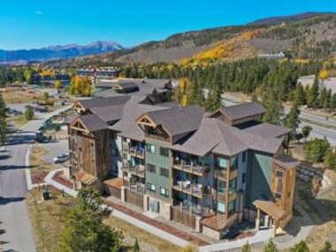 Clearwater Lofts – 3 Bedroom Luxury Condo Near Lakeside Village