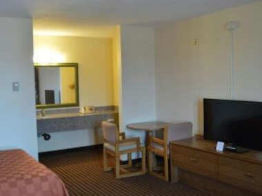 Scottish Inn & Suites – Eau Claire