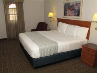 Super 8 by Wyndham Austin South I-35